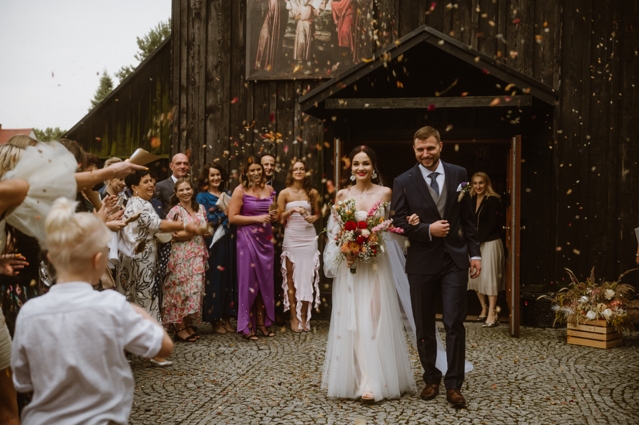 para młoda po ceremonii ślub w Celince wyjście z kościoła