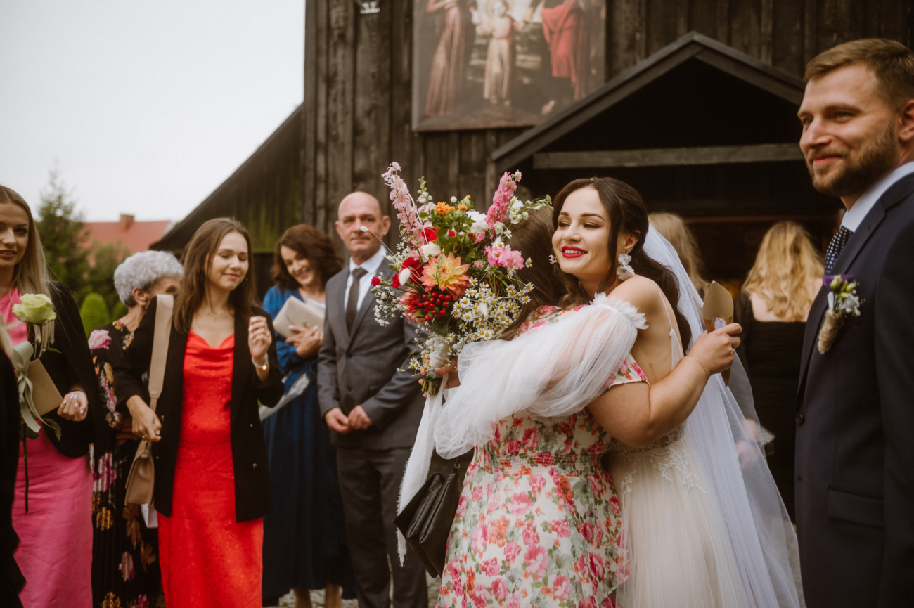 para młoda po ceremonii ślub w Celince wyjście z kościoła życzenia