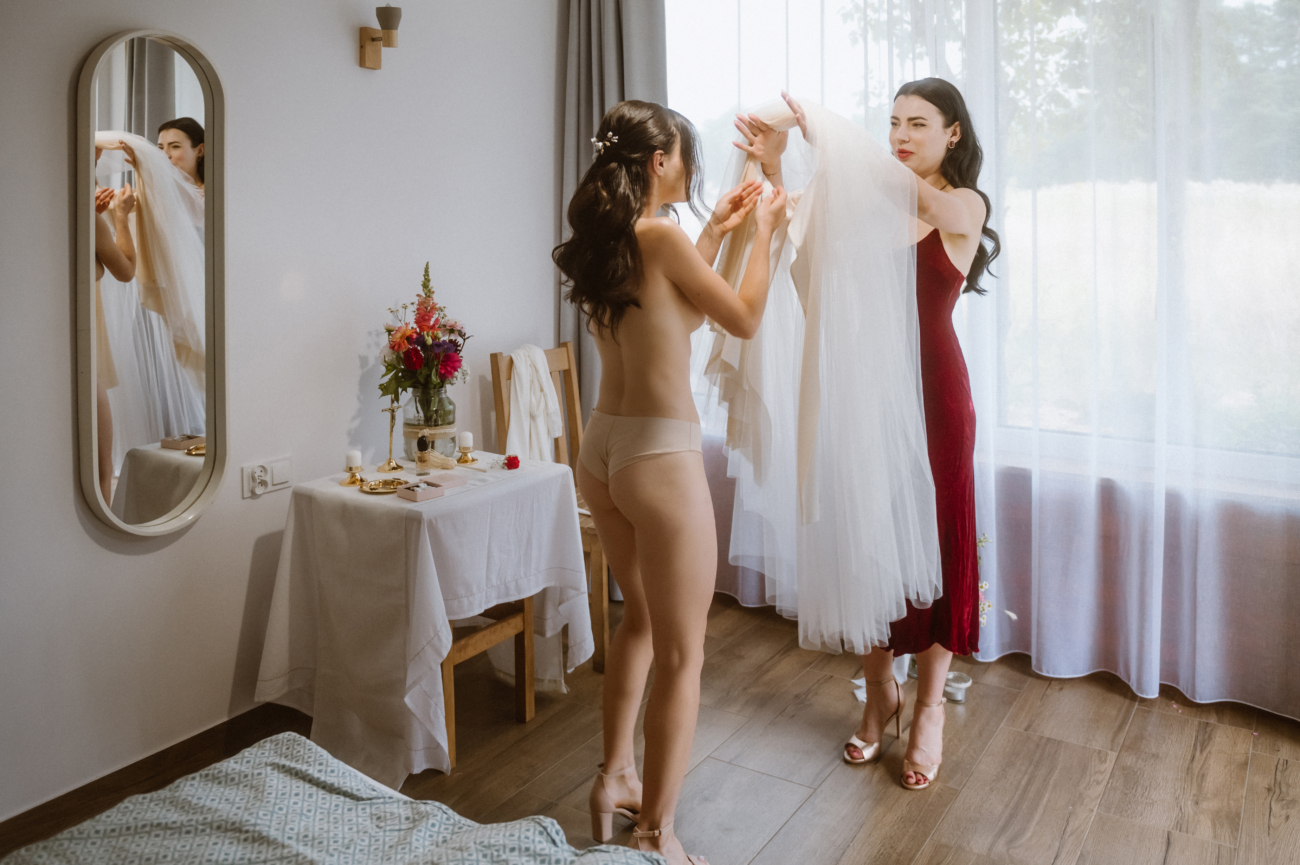 panna młoda przygotowania ślub Celinka fotografia ślubna zakładanie sukni ślubnej