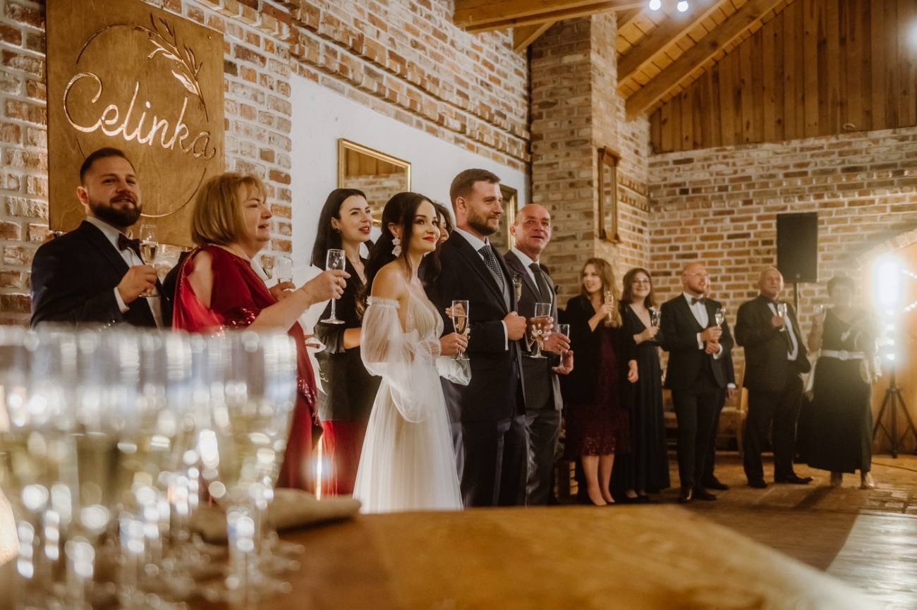 wesele w Celince sala weselna rustykalne wesele  toast