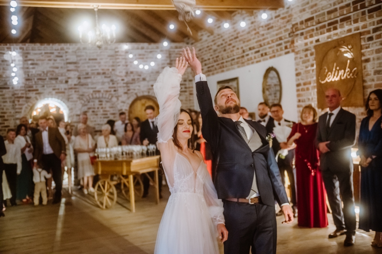 wesele w Celince sala weselna rustykalne wesele rzut kieliszkami toast