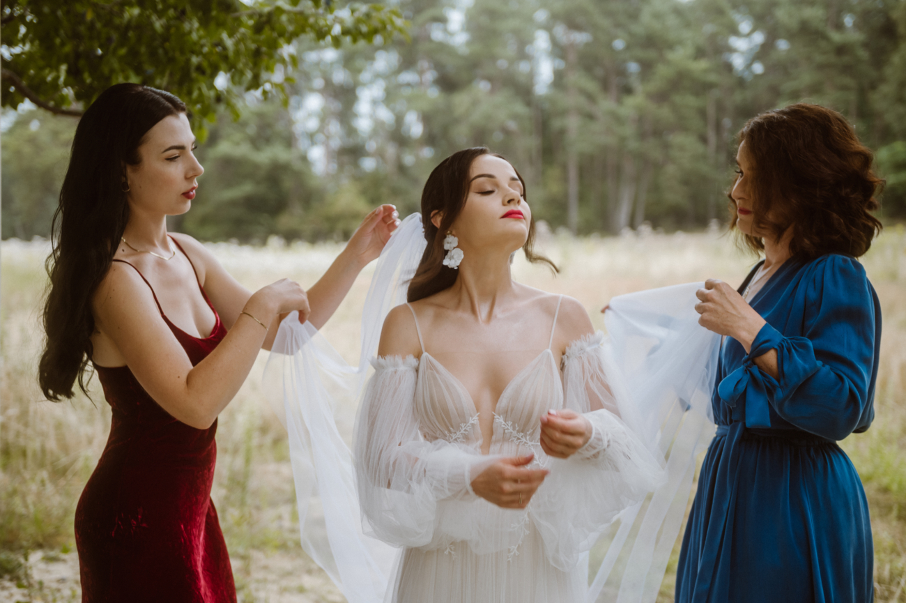 panna młoda przygotowania ślub Celinka fotografia ślubna zakładanie welonu